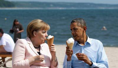 KI generiertes Bild: Angela Merkel und Barack Obama essen am Stran ein Eis.