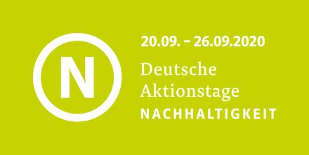 Das Banner stammt vom Rat für Nachhaltige Entwicklung. Es macht Werbung für die Deutschen Aktionstage Nachhaltigkeit. Sie finden dieses Jahr von 20. bis 26. September statt.